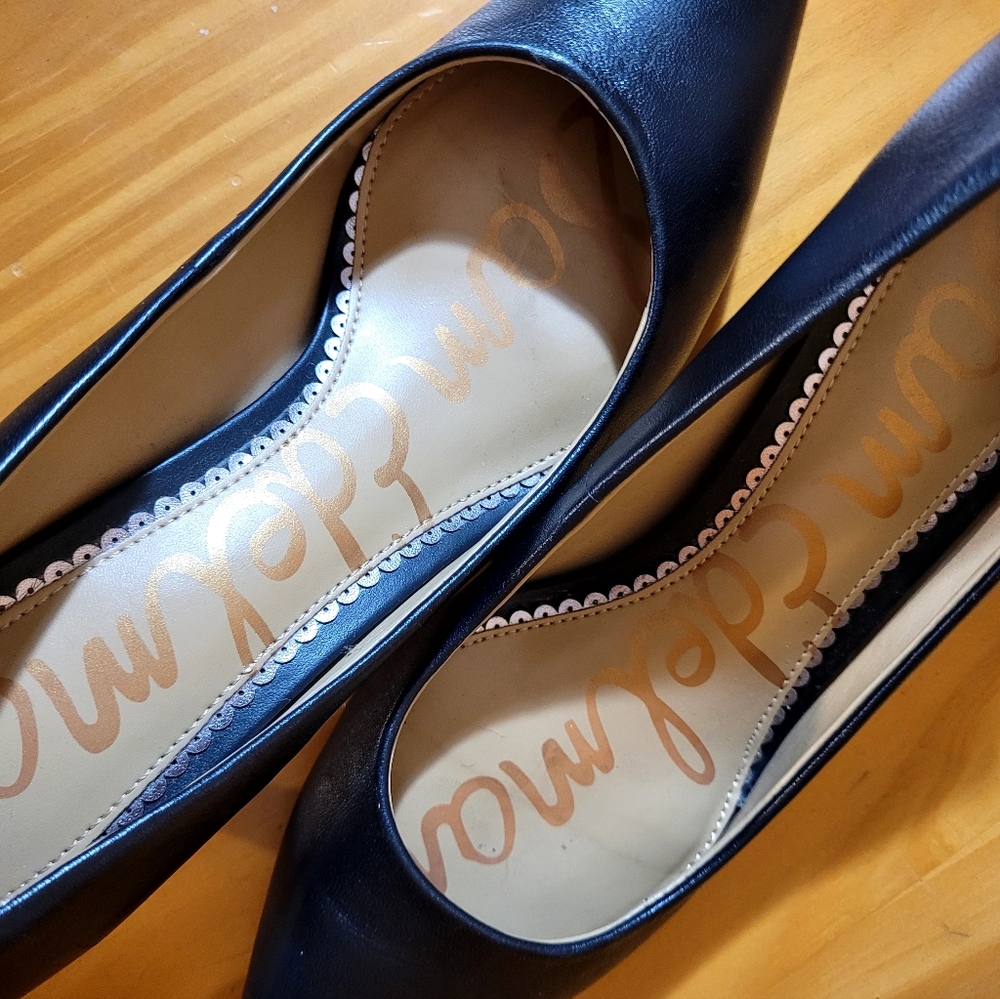 Classic Black Kitten Heel Pumps 🖤 - Picture 7 of 10